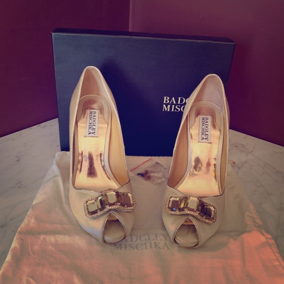 Badgley Mischka Women's Elia Platform Pump - Picture 1 of 6